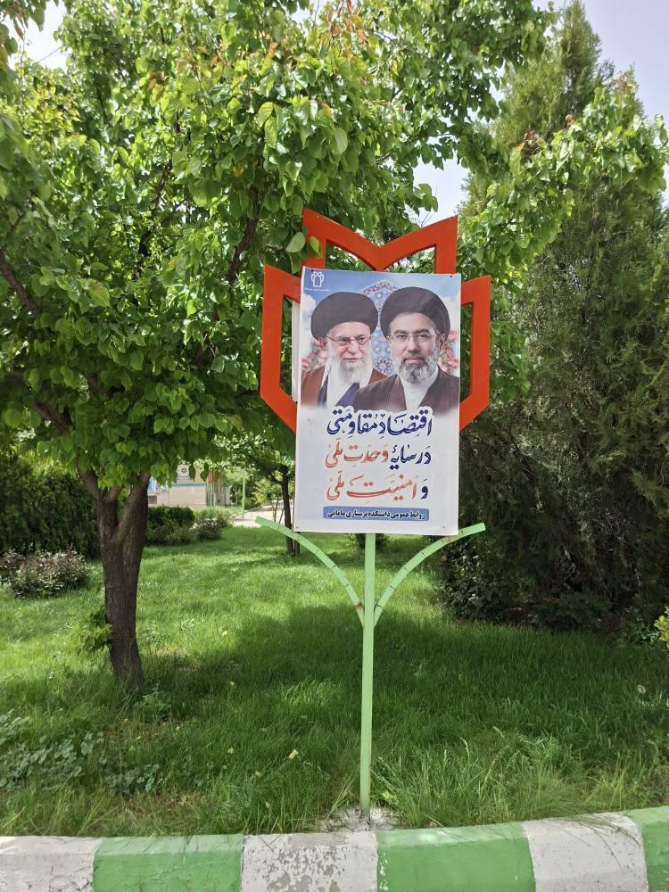 نصب پوستر شعار سال