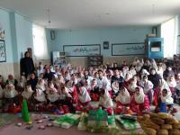 به مناسبت روز پرستار وولادت حضرت زینب برخی از دانشجویان دانشکده پرستاری در مدرسه ابتدایی دخترانه محله چمن کرمانشاه مراسم روز پرستار را برپاکردند.